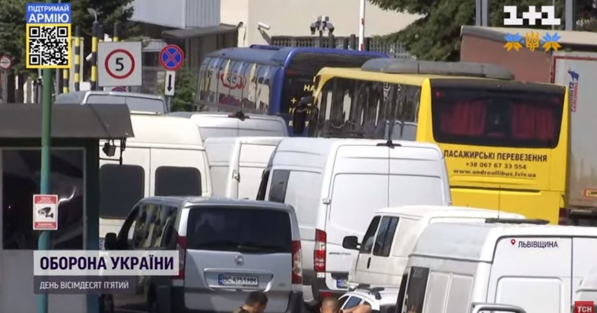 Українці після 9 травня почали масово повертатися додому: на кордонах черги із сотень машин