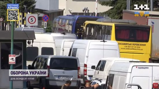 Українці після 9 травня почали масово повертатись додому: на кордонах черги із сотень машин