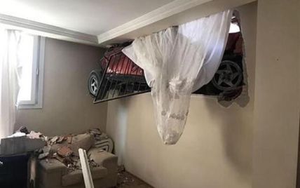 В Турции машина припарковалась в стене дома