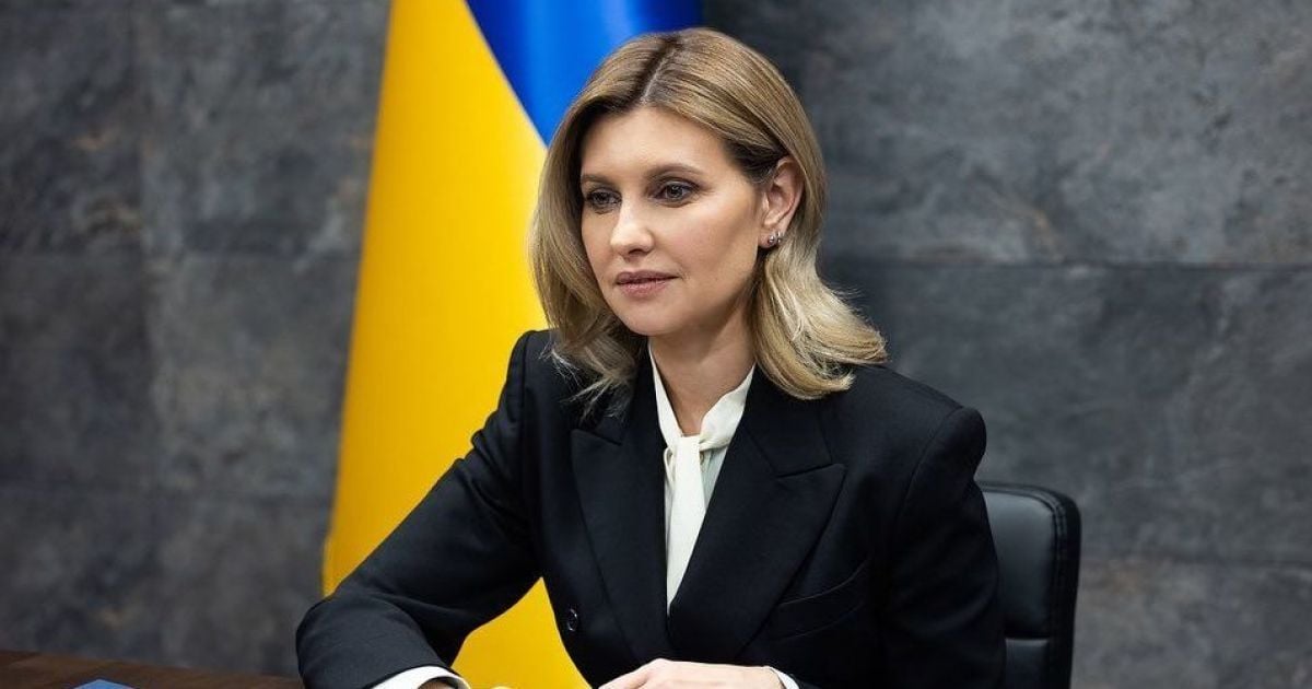 В черном жакете и блузке с галстуком-бантом: Елена Зеленская приняла участие в запуске украиноязычного аудиогида в Берлине