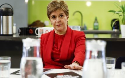 В красном жакете и блузке: первый министр Шотландии на встрече