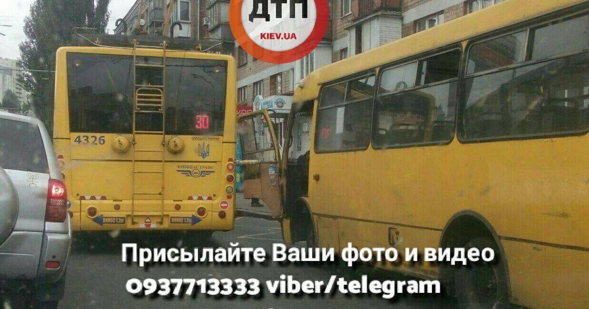 Возле Севастопольской площади в Киеве произошло ДТП с участием маршрутки и троллейбуса
