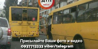 Возле Севастопольской площади в Киеве произошло ДТП с участием маршрутки и троллейбуса