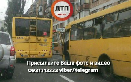 Біля Севастопольської площі у Києві сталася ДТП за участю маршрутки та тролейбуса