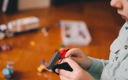 Батарейки, украшения и магниты: что чаще всего глотают дети и как правильно оказать первую помощь