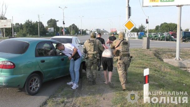 У Дніпрі затримали злочинну групу, яка викрадала мобільні телефони загиблих військових та списували кошти / © Національна поліція України