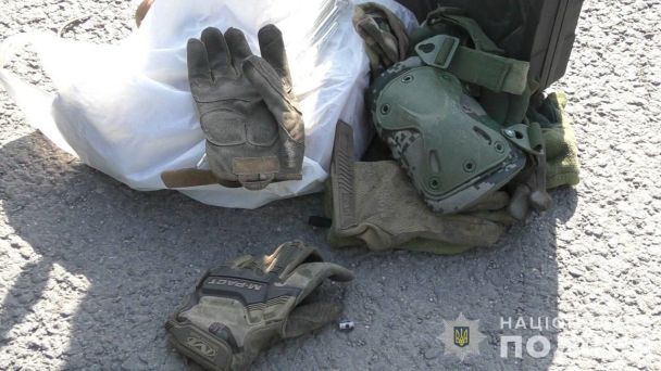 У Дніпрі затримали злочинну групу, яка викрадала мобільні телефони загиблих військових та списували кошти / © Національна поліція України