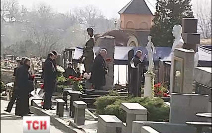 У десяті роковини смерті Юрія Кравченка до його могили прийшли Кузьмук і Буряк