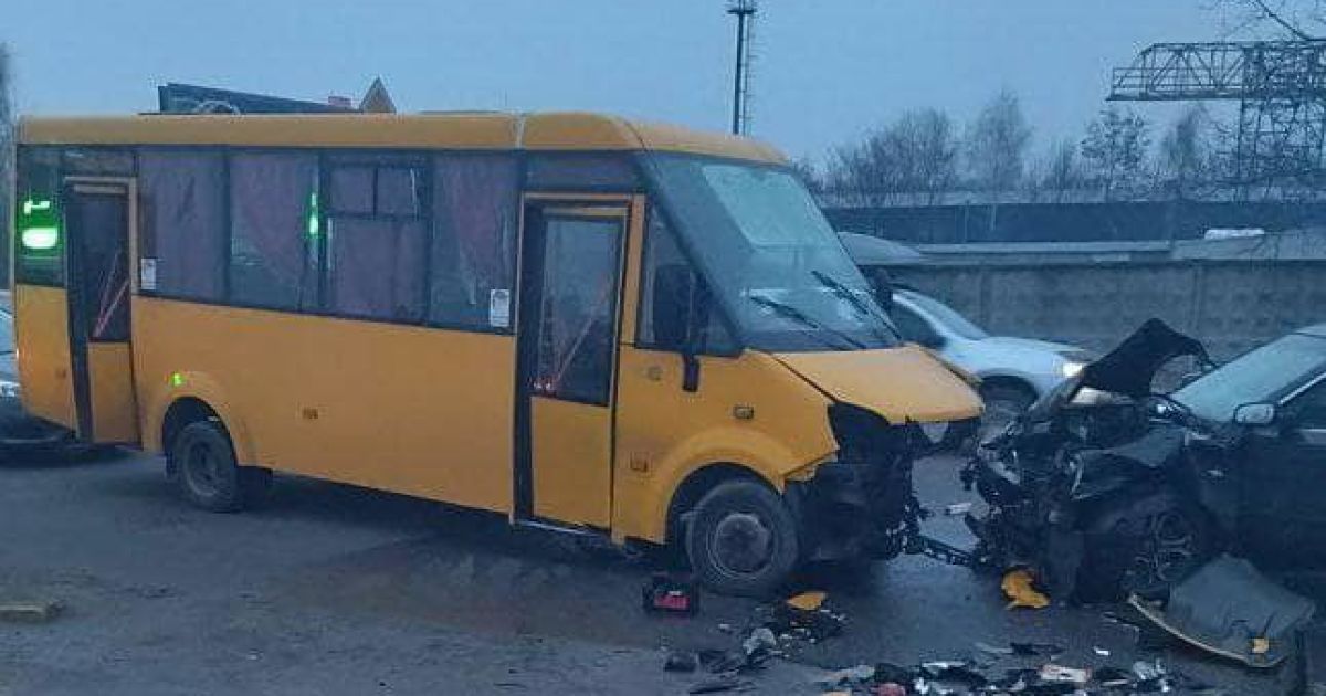 Под Киевом водитель на KIA выехал на встречную полосу и столкнулся с маршруткой: есть погибший и травмированный (фото)