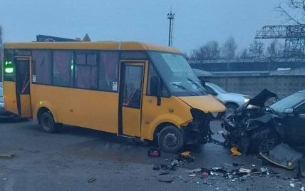 Под Киевом водитель на KIA выехал на встречную полосу и столкнулся с маршруткой: есть погибший и травмированный (фото)