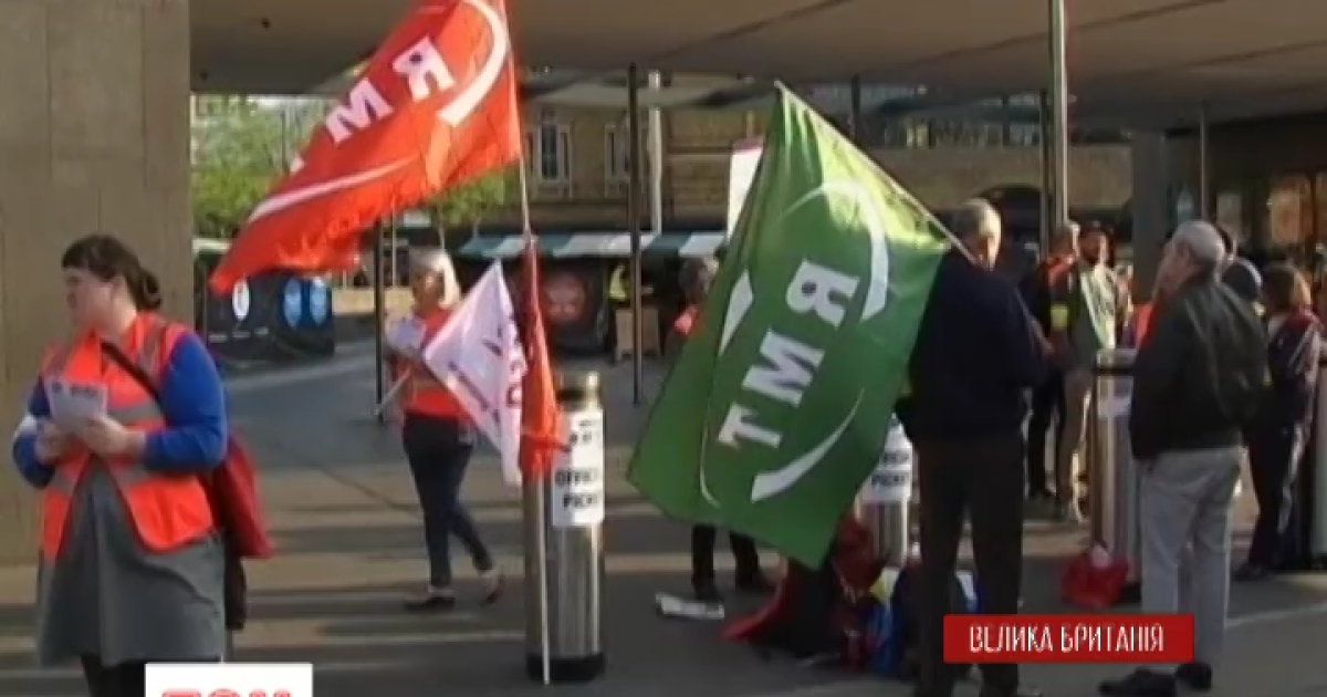 Работники метрополитена требуют повысить им зарплату.