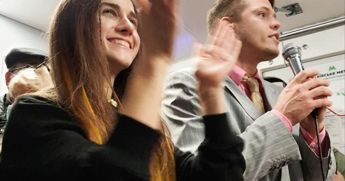 У вагонах київського метро робили манікюр та торгували овочами і смартфонами