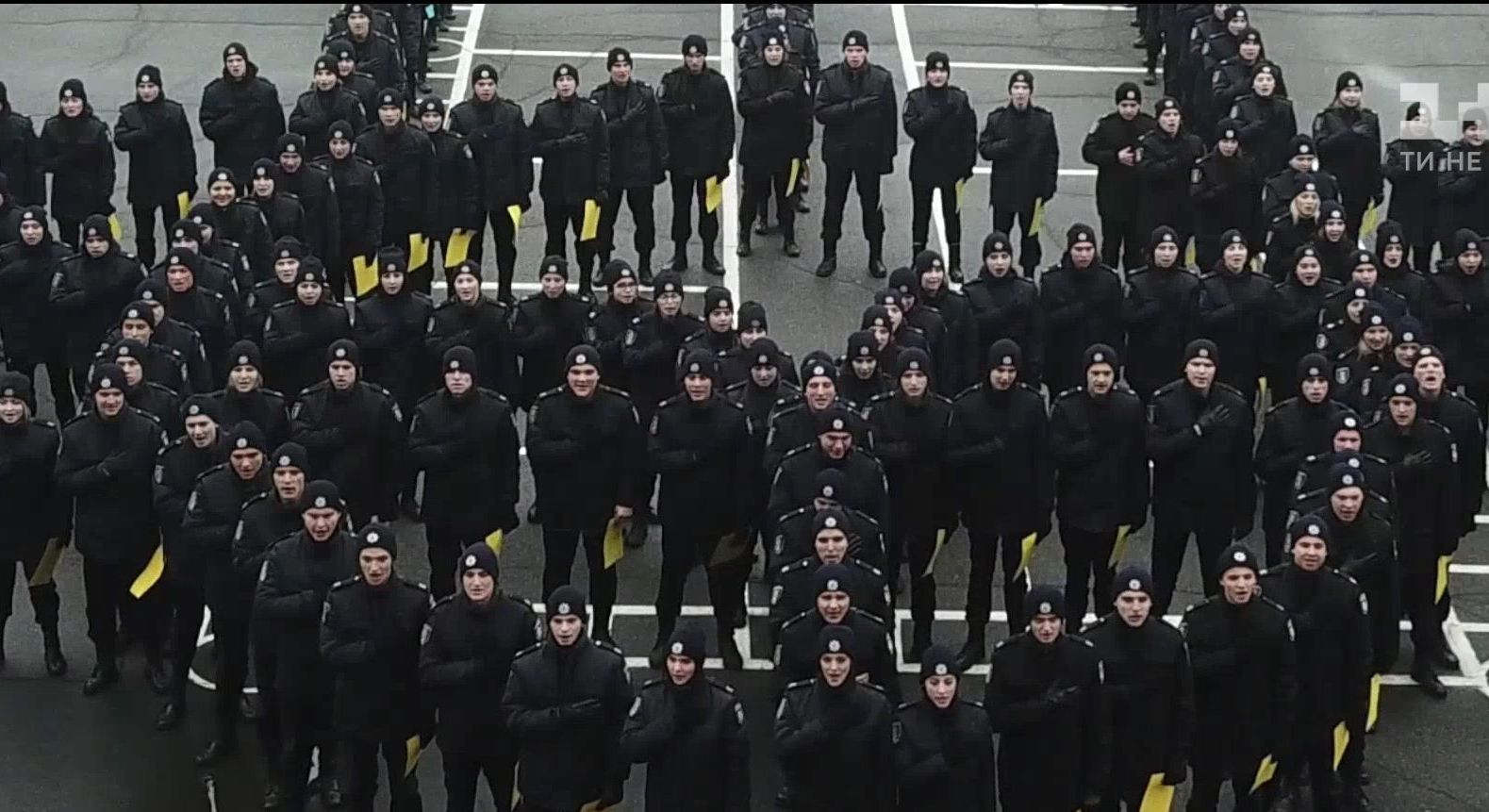 Видео — В Днепре курсанты устроили зрелищный флешмоб ко Дню  государственного герба — Страница видео