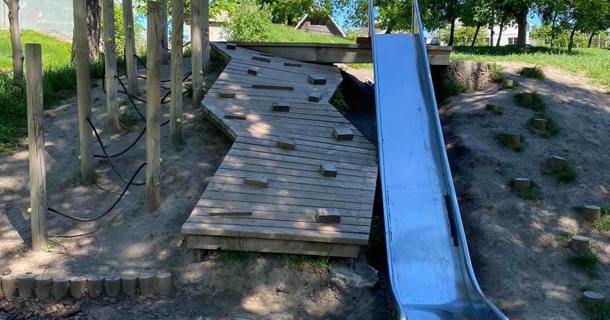 У Рівному під час спускання з гірки 2-річній дитині відірвало палець