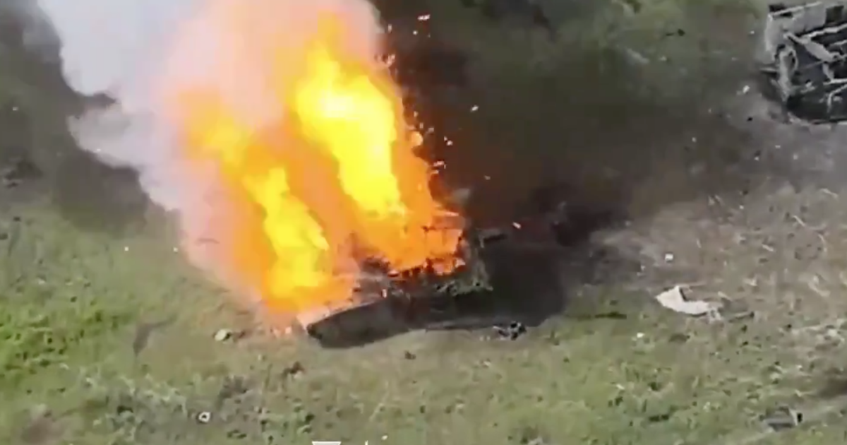 Уничтоженный российский танк Т-90М с дополнительной защитой/Скриншот с видео