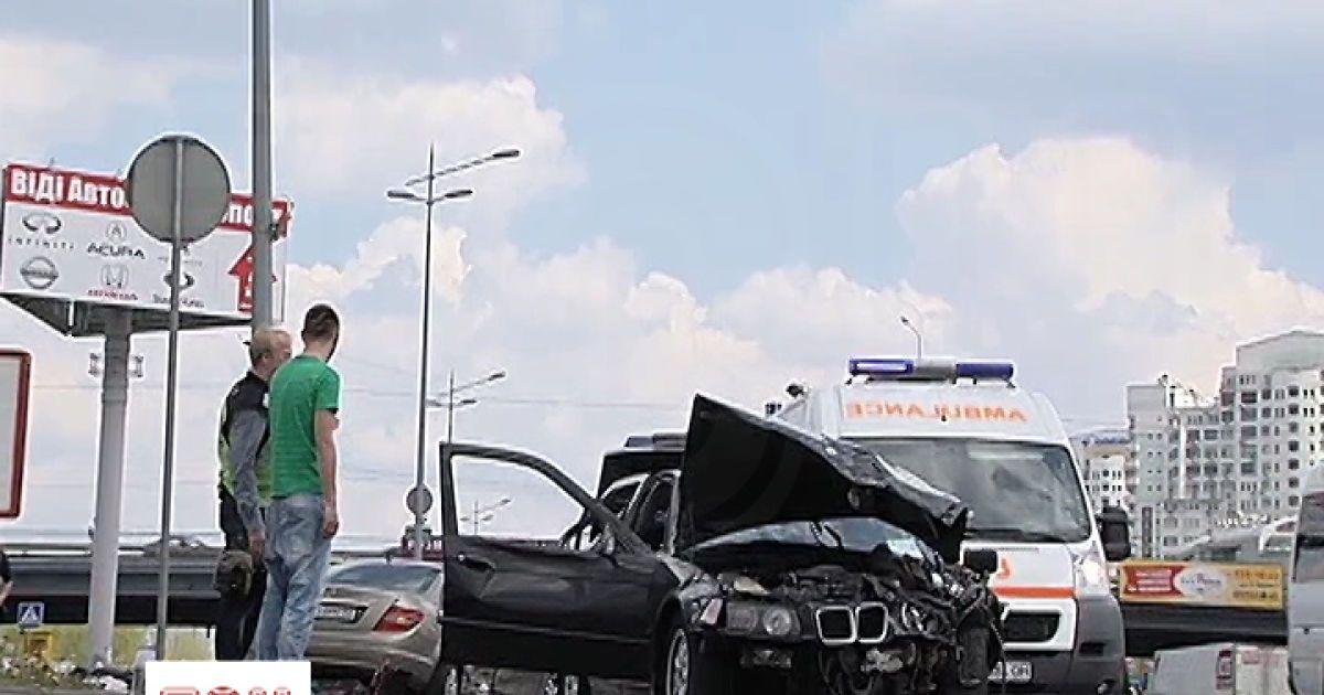 Водителю БМВ и его пассажирке оказали помощь на месте