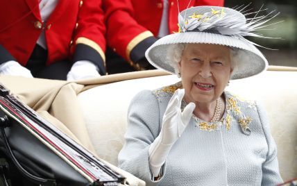В шляпке с гофрированными полями: королева Елизавета II на Ladies Day в Аскоте