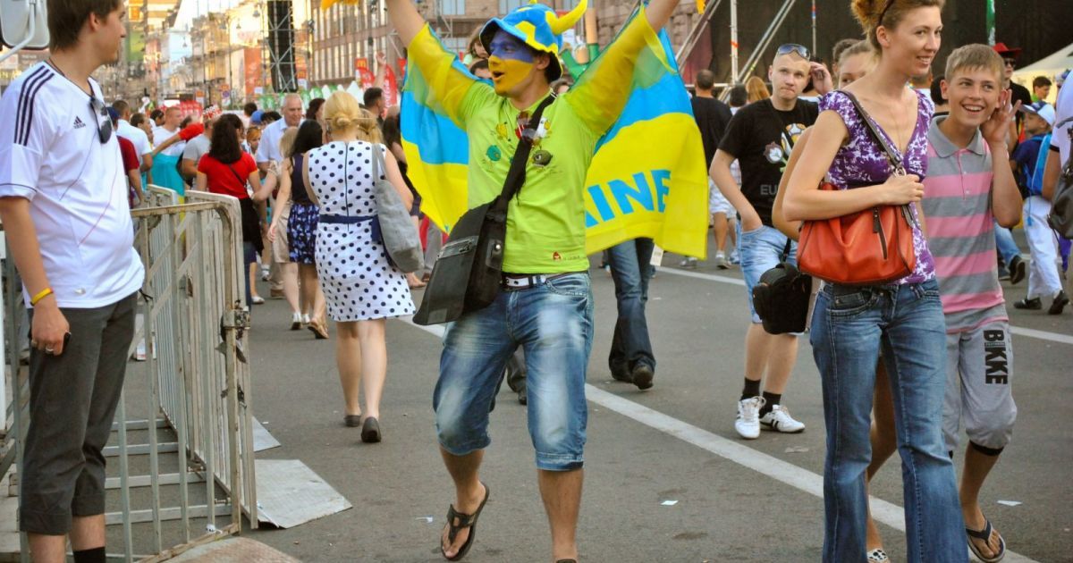 Дождь разогнал болельщиков из комфортных фан-зон Киева на открытии Евро-2016