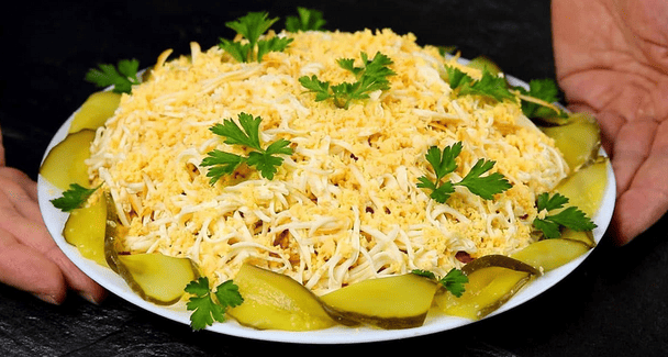 Салат "Глория": вкуснее "Оливье", готовится через несколько минут, а съедается еще быстрее