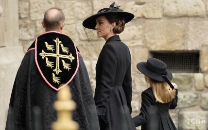 Символично и очень красиво: какие украшения члены британской королевской семьи надели на похороны Елизаветы II