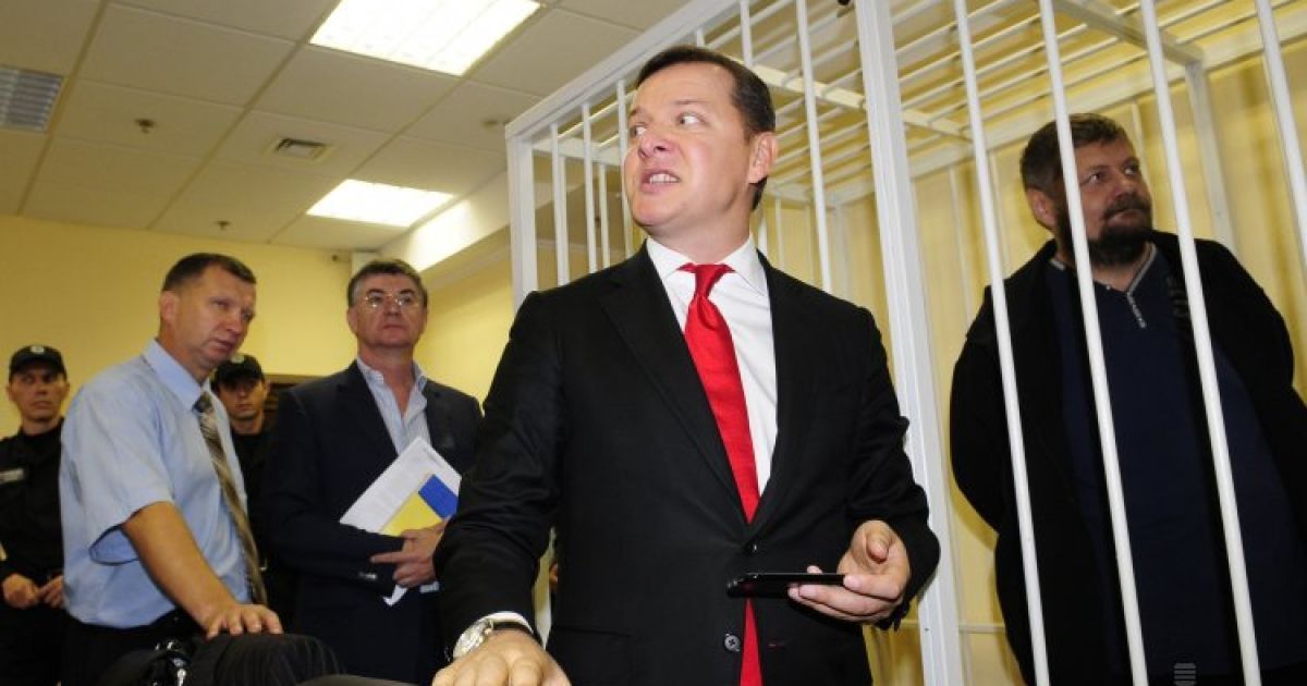 Лидер Радикальной партии Олег Ляшко и народный депутат Украины от Радикальной партии Игорь Мосийчук в зале заседаний Апелляционного суда Киева. Во время заседания Ляшко набросился на прокуроров с бранью и кулаками. По словам присутствующих, видимых причин такому поведению не было.