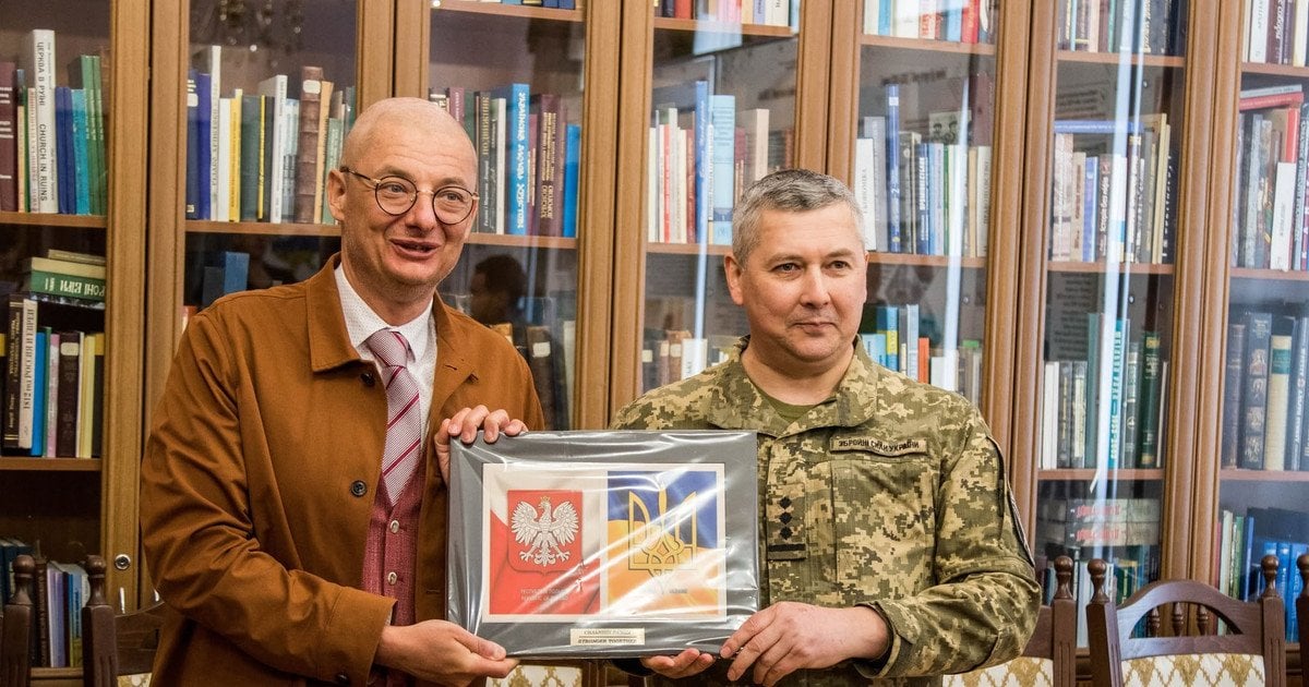 Міхал Камінський під час візиту до України у 2023 році. Фото Центру досліджень воєнної історії ЗСУ
