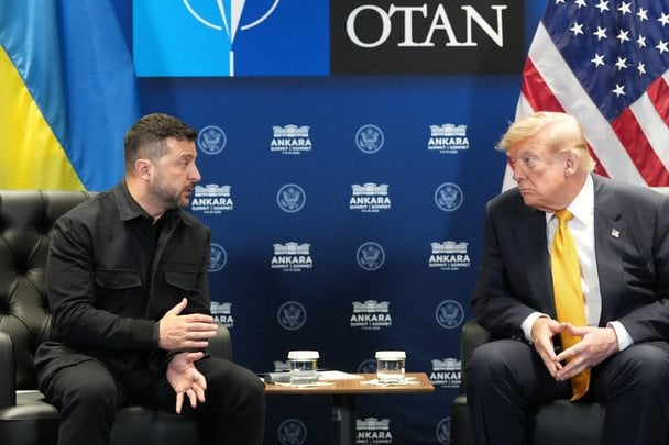 8 липня 2026 року. Президент Володимир Зеленський мав розмову з лідером США на полях саміту НАТО. Для Зеленського поїздка виявилася успішною. Він повертається до України з новим пакетом підтримки. / © Associated Press