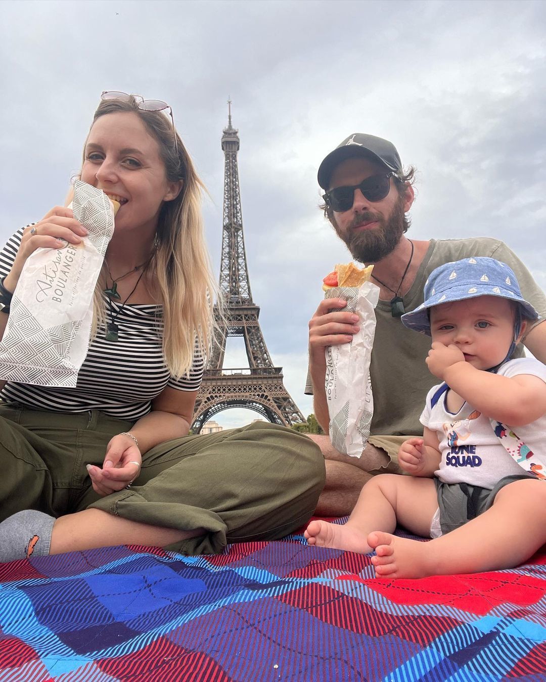 Бекс Льюїс та Вілл Монтгомері з Атласом в Парижі / © instagram.com/boredbabyabroad