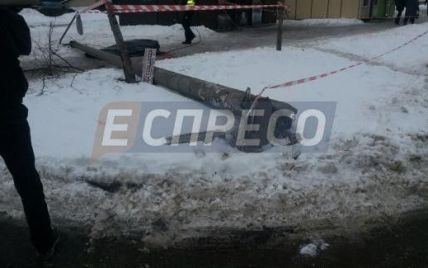 В Киеве при уборке снега грузовик сбил столб, который упал на пенсионера