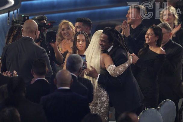 Бейонсе обнимет мужа Jay-Z / © Associated Press