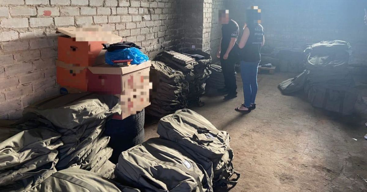 Жителів Рівненщини викрили на продажі гуманітарної допомоги: збували бронежилети, ліки та їжу (фото)