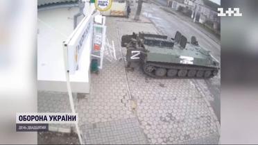 Як російські військові грабують зруйновані будинки українців і хваляться цим родичам