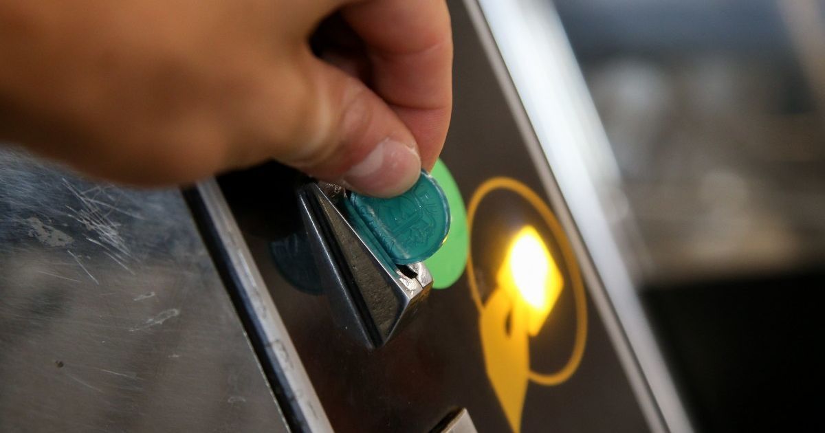 У підземці Києвa остаточно прощаються із жетонами. Названо дату останнього дня їх використання
