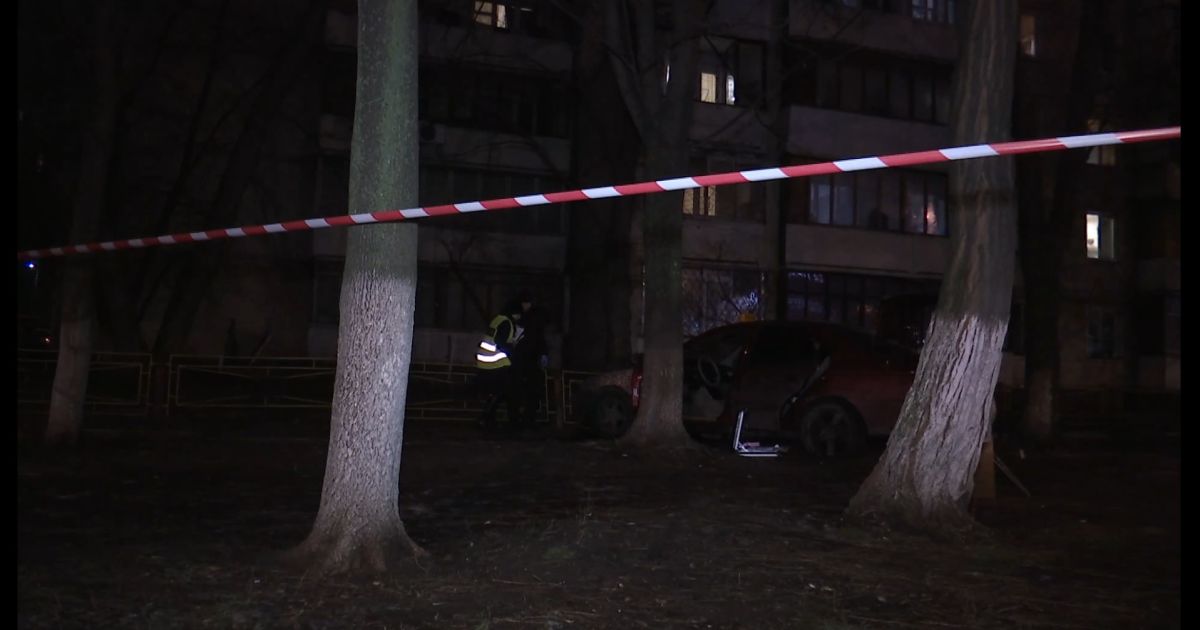 В Киеве иномарка сбила полицейского, а во время погони произошла перестрелка и ДТП
