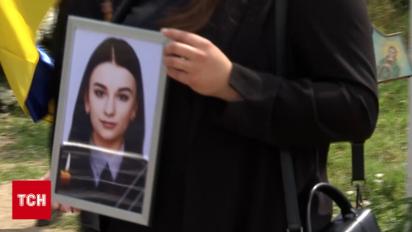 Понад сотня людей прощалися із 20-річною поліцейською, яка загинула в Одесі