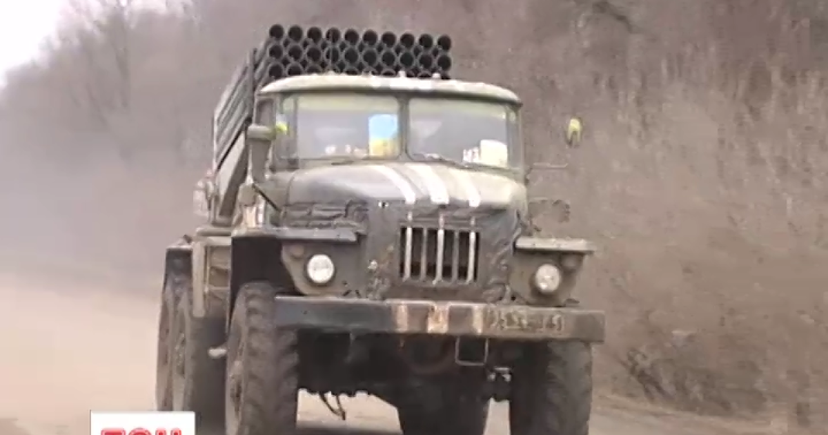 Украина отводит тяжелое оружие от линии фронта