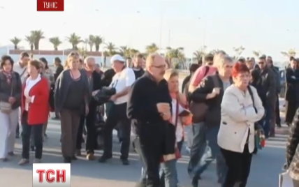 У Тунісі тисячі людей вийшли на антитерористичний марш