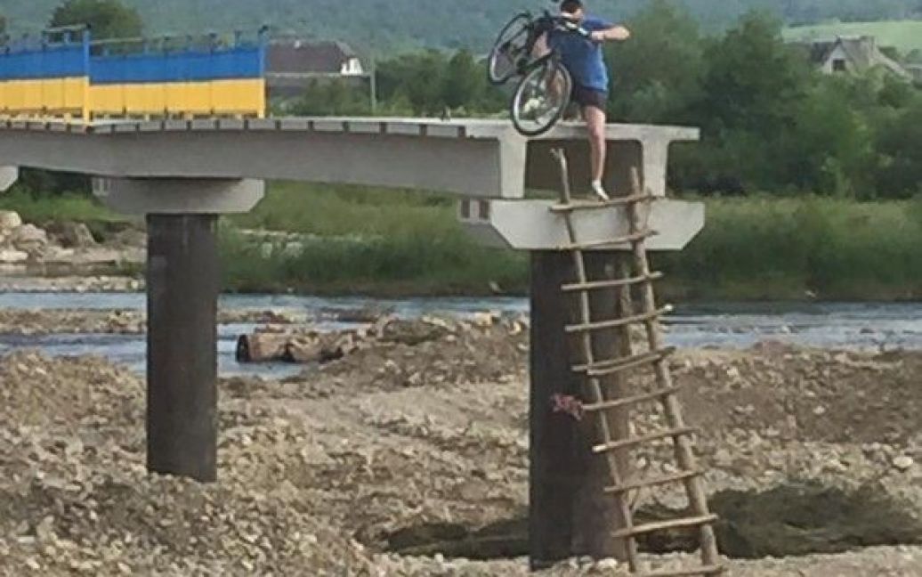 Люди вынуждены с велосипедами карабкаться на мост / © vikna.if.ua/ Юрій Кузь