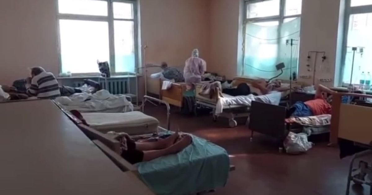 Труп в коридорі і жахливе шипіння апаратів ШВЛ: з'явилося відео з коронавірусної лікарні у Мелітополі