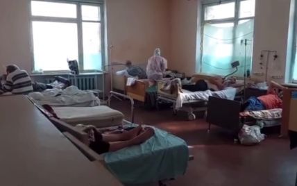 Труп в коридоре и ужасное шипение аппаратов ИВЛ: появилось видео из коронавирусной больницы в Мелитополе