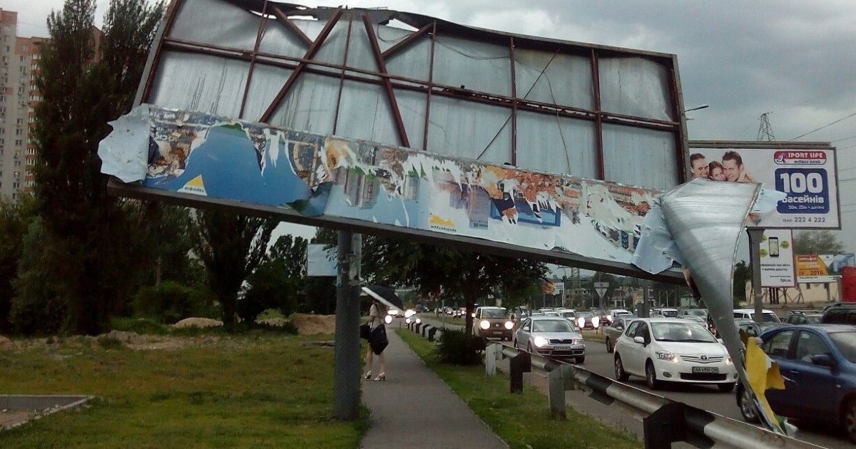 Киев остановился. Мощный ливень и град заставили столицу стать в 9-бальной пробке