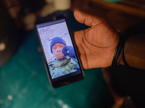 Сьюзан підтримувала зв'язок зі своїм сином Девідом через WhatsApp, доки він перебував в Україні / © The Guardian