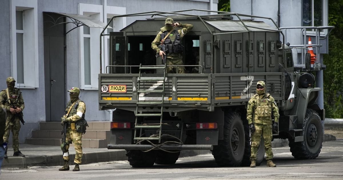"Эвакуируются на всем, что может плавать, и едва не дерутся за лодки": военкоры РФ о панике среди оккупантов в Херсоне
