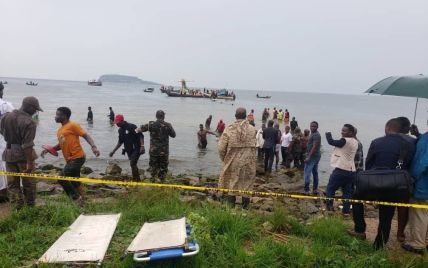 У Танзанії пасажирський літак впав в озеро – на борту було понад 50 людей (відео)