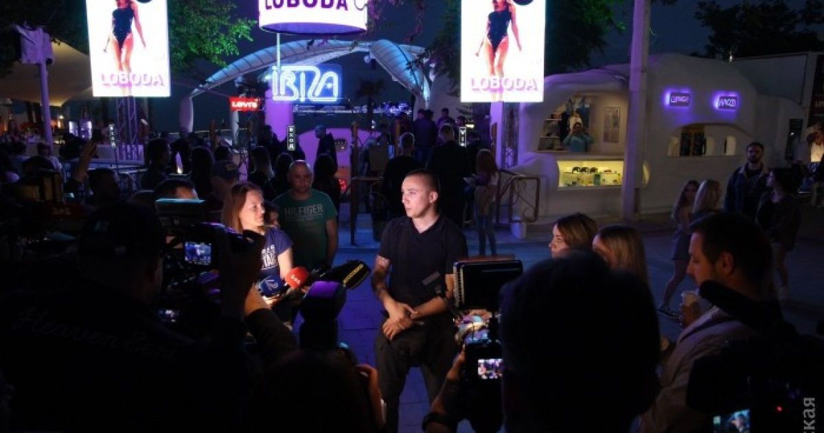 В Одесі із петардами та димовими шашками вимагали скасувати коцерт Лободи_3 / © Думская