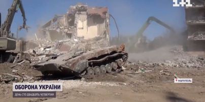 Тела под завалами: в Мариуполе после авиаудара погибли более сотни человек