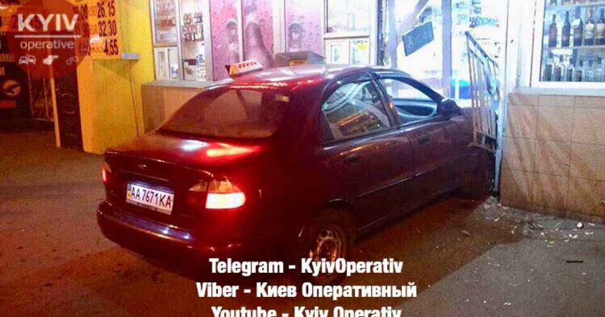 В Киеве таксист протаранил продуктовый магазин