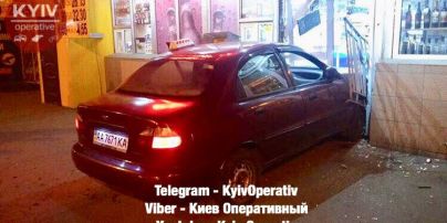 В Киеве таксист протаранил продуктовый магазин
