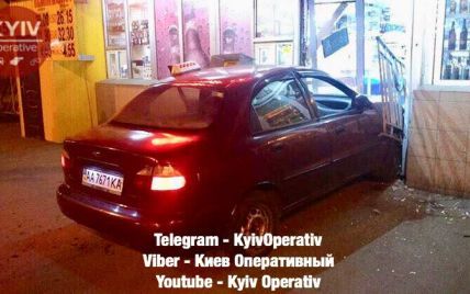 У Києві таксист протаранив продуктовий магазин
