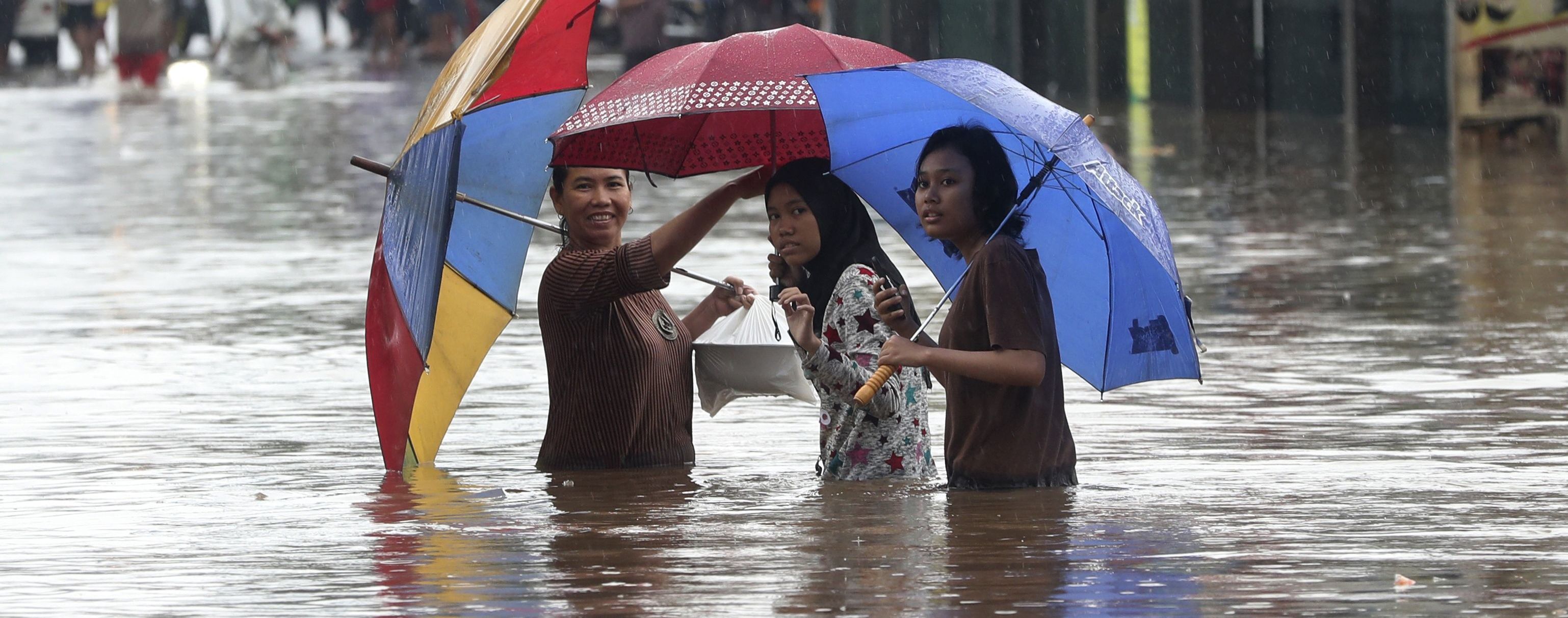 Джакарту охопили сильні повені: вода забрала життя щонайменше 16 осіб